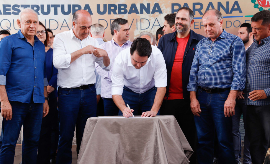 O governador Carlos Massa Ratinho Junior e o prefeito Miguel Amaral inauguraram mais uma unidade do projeto Meu Campinho
