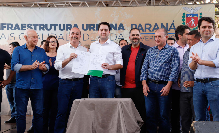 O governador Carlos Massa Ratinho Junior e o prefeito Miguel Amaral inauguraram mais uma unidade do projeto Meu Campinho