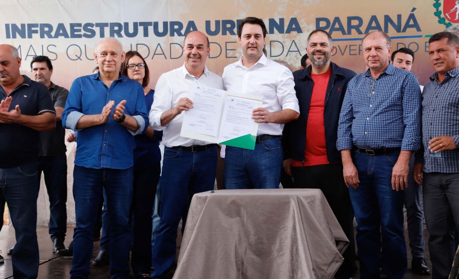 O governador Carlos Massa Ratinho Junior e o prefeito Miguel Amaral inauguraram mais uma unidade do projeto Meu Campinho