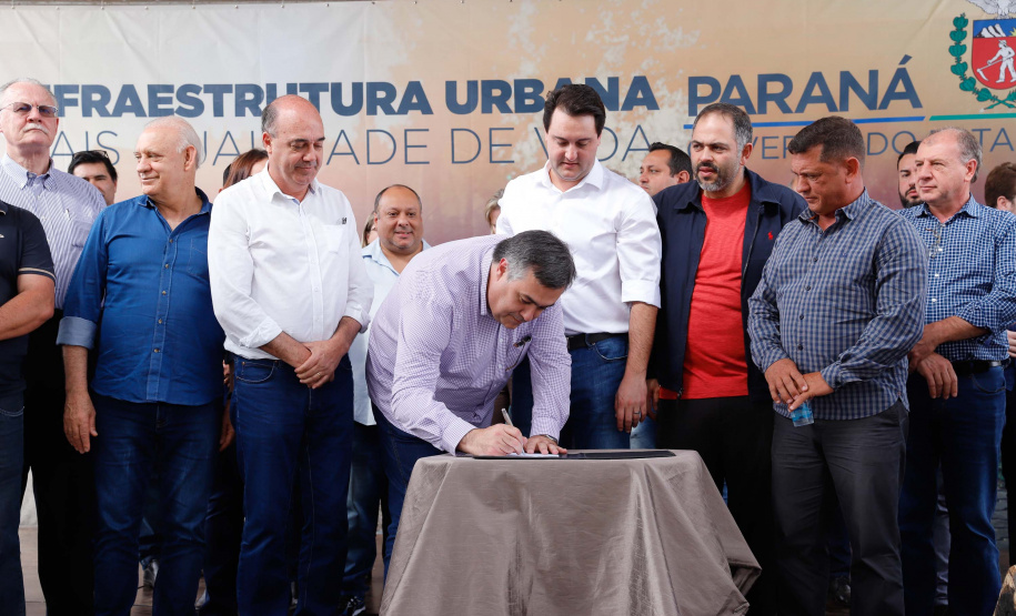 O governador Carlos Massa Ratinho Junior e o prefeito Miguel Amaral inauguraram mais uma unidade do projeto Meu Campinho
