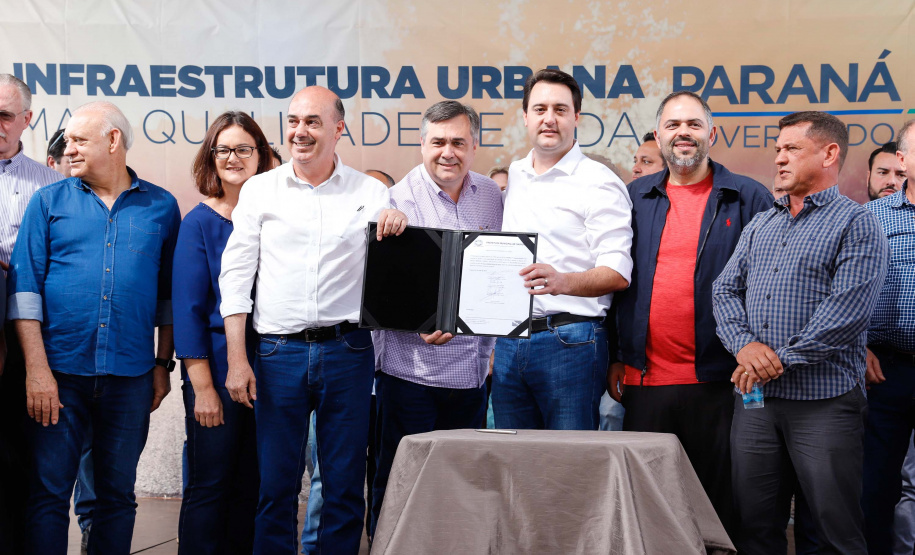 O governador Carlos Massa Ratinho Junior e o prefeito Miguel Amaral inauguraram mais uma unidade do projeto Meu Campinho