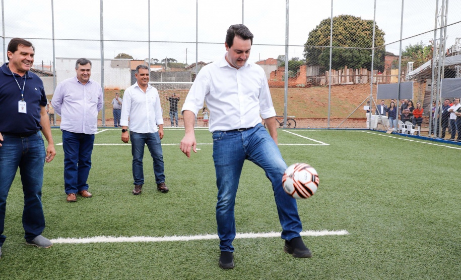 O governador Carlos Massa Ratinho Junior e o prefeito Miguel Amaral inauguraram mais uma unidade do projeto Meu Campinho