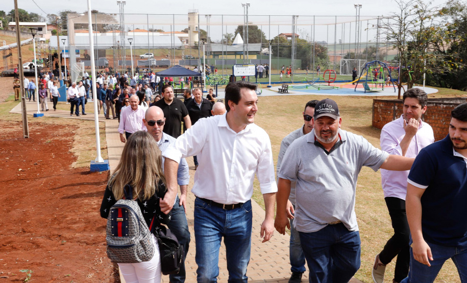 O governador Carlos Massa Ratinho Junior e o prefeito Miguel Amaral inauguraram mais uma unidade do projeto Meu Campinho