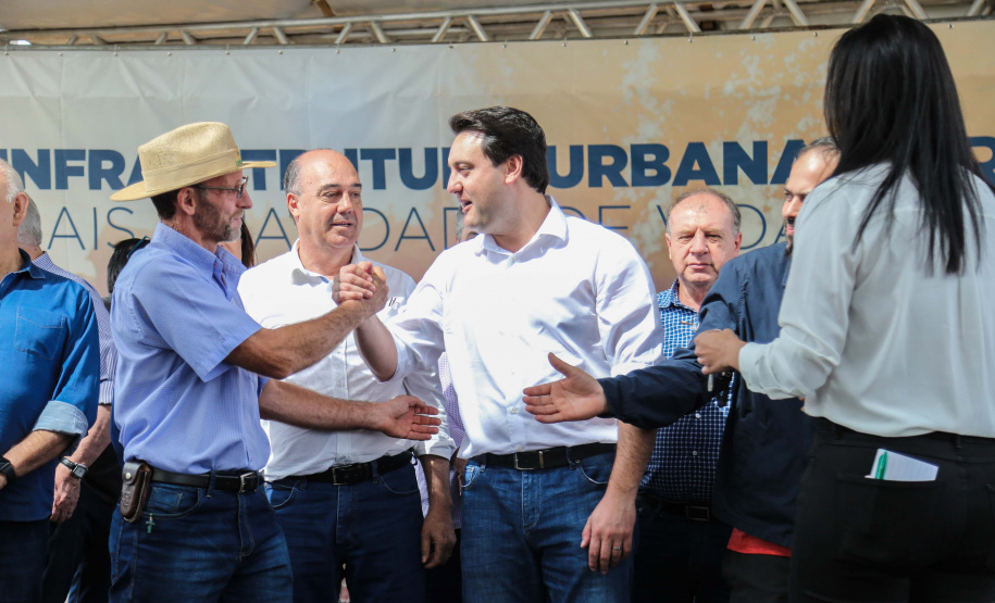 Investimentos do Governo do Estado reforçam o apoio à produção agrícola em Ivaiporã, no Vale do Ivaí (Norte do Paraná). Nesta quinta-feira (26) o governador Carlos Massa Ratinho Junior inaugurou obra de pavimentação de estrada rural e fez a entrega de equipamentos para agricultura, beneficiando 1.350 famílias. O volume de recursos chega a R$ 1,1 milhão.  Ivaiporã, 26/07/2019 -Foto: Geraldo Bubniak/ANPr