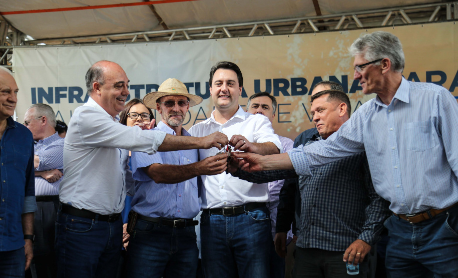 Investimentos do Governo do Estado reforçam o apoio à produção agrícola em Ivaiporã, no Vale do Ivaí (Norte do Paraná). Nesta quinta-feira (26) o governador Carlos Massa Ratinho Junior inaugurou obra de pavimentação de estrada rural e fez a entrega de equipamentos para agricultura, beneficiando 1.350 famílias. O volume de recursos chega a R$ 1,1 milhão.  Ivaiporã, 26/07/2019 -Foto: Geraldo Bubniak/ANPr