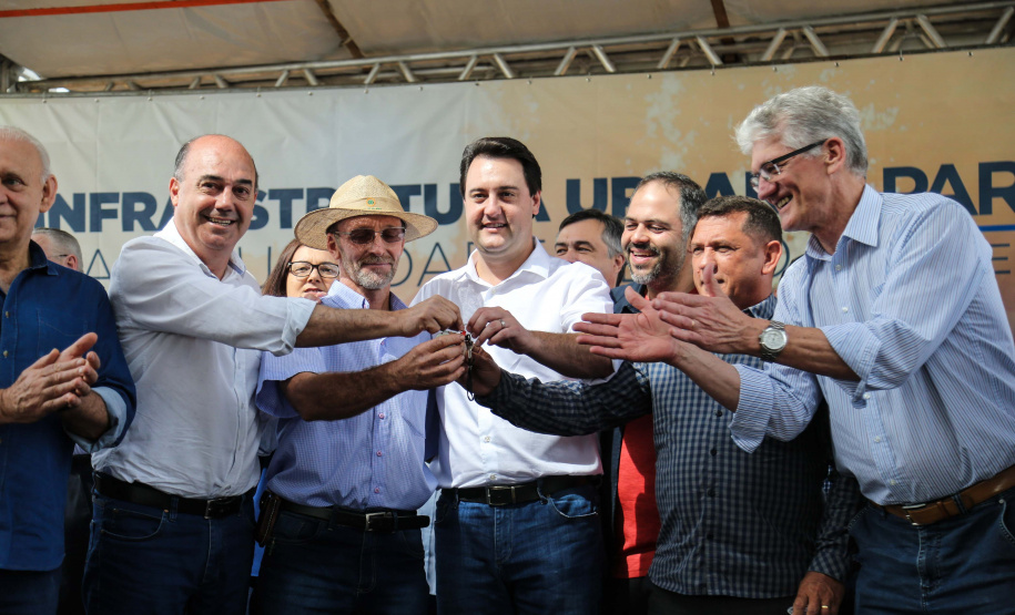 Investimentos do Governo do Estado reforçam o apoio à produção agrícola em Ivaiporã, no Vale do Ivaí (Norte do Paraná). Nesta quinta-feira (26) o governador Carlos Massa Ratinho Junior inaugurou obra de pavimentação de estrada rural e fez a entrega de equipamentos para agricultura, beneficiando 1.350 famílias. O volume de recursos chega a R$ 1,1 milhão.  Ivaiporã, 26/07/2019 -Foto: Geraldo Bubniak/ANPr