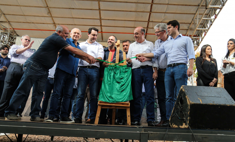 Investimentos do Governo do Estado reforçam o apoio à produção agrícola em Ivaiporã, no Vale do Ivaí (Norte do Paraná). Nesta quinta-feira (26) o governador Carlos Massa Ratinho Junior inaugurou obra de pavimentação de estrada rural e fez a entrega de equipamentos para agricultura, beneficiando 1.350 famílias. O volume de recursos chega a R$ 1,1 milhão.  Ivaiporã, 26/07/2019 -Foto: Geraldo Bubniak/ANPr