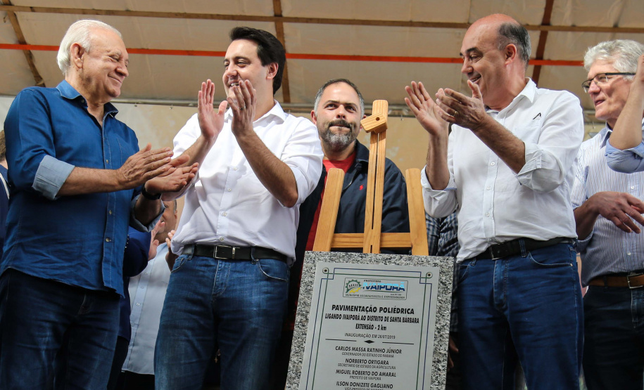 Investimentos do Governo do Estado reforçam o apoio à produção agrícola em Ivaiporã, no Vale do Ivaí (Norte do Paraná). Nesta quinta-feira (26) o governador Carlos Massa Ratinho Junior inaugurou obra de pavimentação de estrada rural e fez a entrega de equipamentos para agricultura, beneficiando 1.350 famílias. O volume de recursos chega a R$ 1,1 milhão.  Ivaiporã, 26/07/2019 -Foto: Geraldo Bubniak/ANPr
