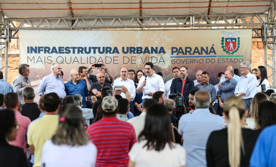 Investimentos do Governo do Estado reforçam o apoio à produção agrícola em Ivaiporã, no Vale do Ivaí (Norte do Paraná). Nesta quinta-feira (26) o governador Carlos Massa Ratinho Junior inaugurou obra de pavimentação de estrada rural e fez a entrega de equipamentos para agricultura, beneficiando 1.350 famílias. O volume de recursos chega a R$ 1,1 milhão.  Ivaiporã, 26/07/2019 -Foto: Geraldo Bubniak/ANPr
