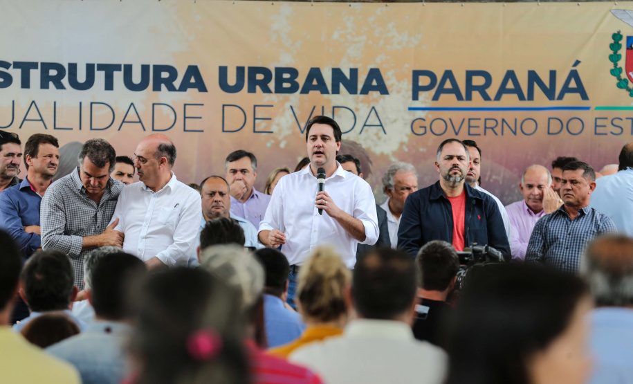 Investimentos do Governo do Estado reforçam o apoio à produção agrícola em Ivaiporã, no Vale do Ivaí (Norte do Paraná). Nesta quinta-feira (26) o governador Carlos Massa Ratinho Junior inaugurou obra de pavimentação de estrada rural e fez a entrega de equipamentos para agricultura, beneficiando 1.350 famílias. O volume de recursos chega a R$ 1,1 milhão.  Ivaiporã, 26/07/2019 -Foto: Geraldo Bubniak/ANPr