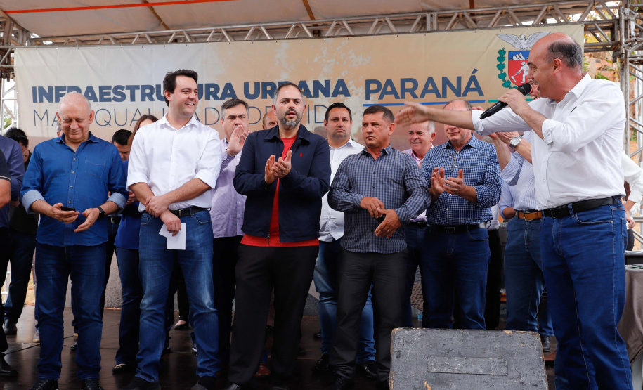 Investimentos do Governo do Estado reforçam o apoio à produção agrícola em Ivaiporã, no Vale do Ivaí (Norte do Paraná). Nesta quinta-feira (26) o governador Carlos Massa Ratinho Junior inaugurou obra de pavimentação de estrada rural e fez a entrega de equipamentos para agricultura, beneficiando 1.350 famílias. O volume de recursos chega a R$ 1,1 milhão. Foto: Rodrigo Felix Leal/ANPr