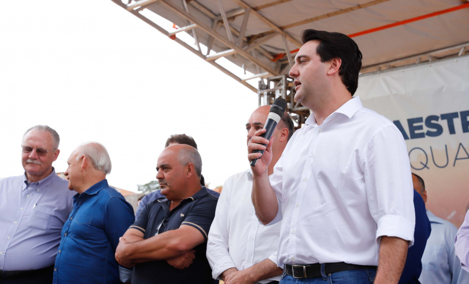 Investimentos do Governo do Estado reforçam o apoio à produção agrícola em Ivaiporã, no Vale do Ivaí (Norte do Paraná). Nesta quinta-feira (26) o governador Carlos Massa Ratinho Junior inaugurou obra de pavimentação de estrada rural e fez a entrega de equipamentos para agricultura, beneficiando 1.350 famílias. O volume de recursos chega a R$ 1,1 milhão. Foto: Rodrigo Felix Leal/ANPr