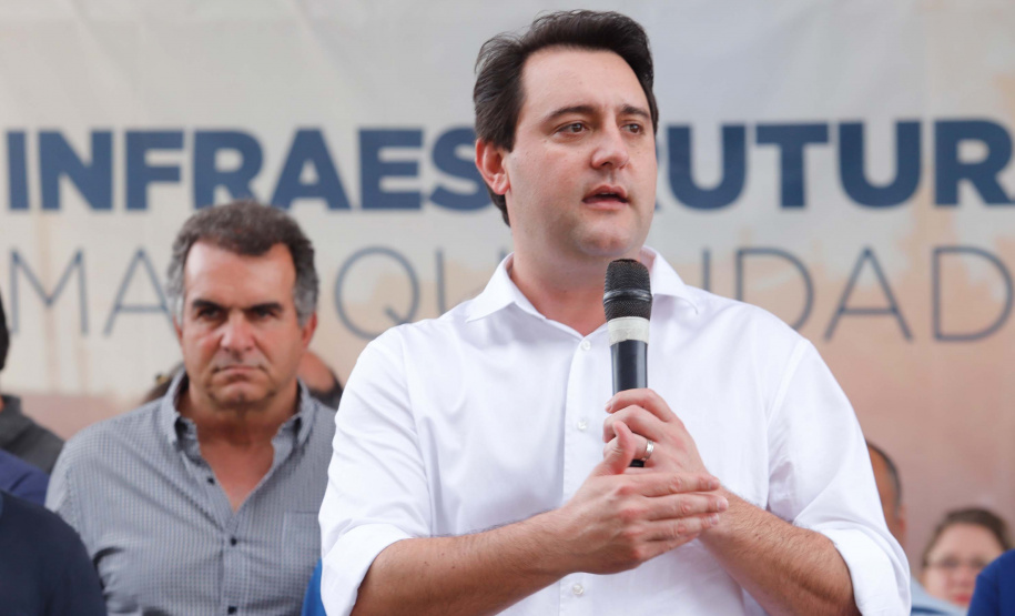 Investimentos do Governo do Estado reforçam o apoio à produção agrícola em Ivaiporã, no Vale do Ivaí (Norte do Paraná). Nesta quinta-feira (26) o governador Carlos Massa Ratinho Junior inaugurou obra de pavimentação de estrada rural e fez a entrega de equipamentos para agricultura, beneficiando 1.350 famílias. O volume de recursos chega a R$ 1,1 milhão. Foto: Rodrigo Felix Leal/ANPr