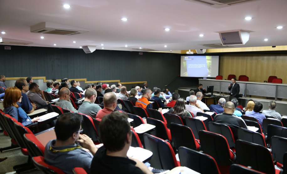 A medida autorizada judicialmente que permitiu o pagamento direto às oficinas por parte do Estado permitiu que o Paraná restabelecesse, em menos de um mês, boa parte da frota que estava parada por falta de manutenção. A Secretaria de Estado da Segurança Pública, que detém a maior parte da frota paranaense (62% dos 18 mil veículos oficiais), foi a que mais conseguiu avançar com os reparos. Foto: José Fernando Ogura/ANPr