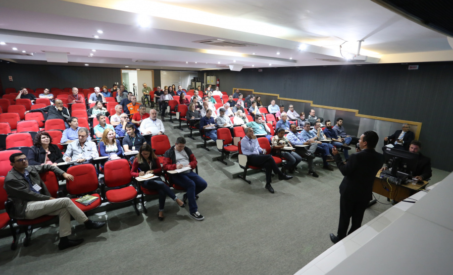 A medida autorizada judicialmente que permitiu o pagamento direto às oficinas por parte do Estado permitiu que o Paraná restabelecesse, em menos de um mês, boa parte da frota que estava parada por falta de manutenção. A Secretaria de Estado da Segurança Pública, que detém a maior parte da frota paranaense (62% dos 18 mil veículos oficiais), foi a que mais conseguiu avançar com os reparos. Foto: José Fernando Ogura/ANPr