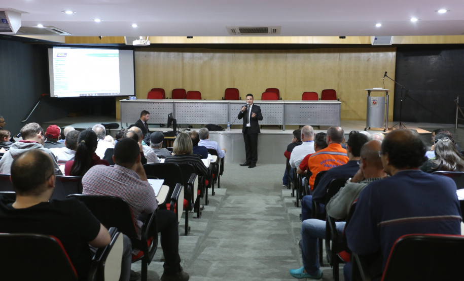 A medida autorizada judicialmente que permitiu o pagamento direto às oficinas por parte do Estado permitiu que o Paraná restabelecesse, em menos de um mês, boa parte da frota que estava parada por falta de manutenção. A Secretaria de Estado da Segurança Pública, que detém a maior parte da frota paranaense (62% dos 18 mil veículos oficiais), foi a que mais conseguiu avançar com os reparos. Foto: José Fernando Ogura/ANPr