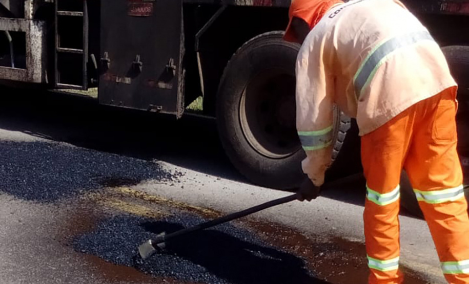 Acesso a ponto turístico na PR-462 recebe operação tapa buracos.Foto:DER