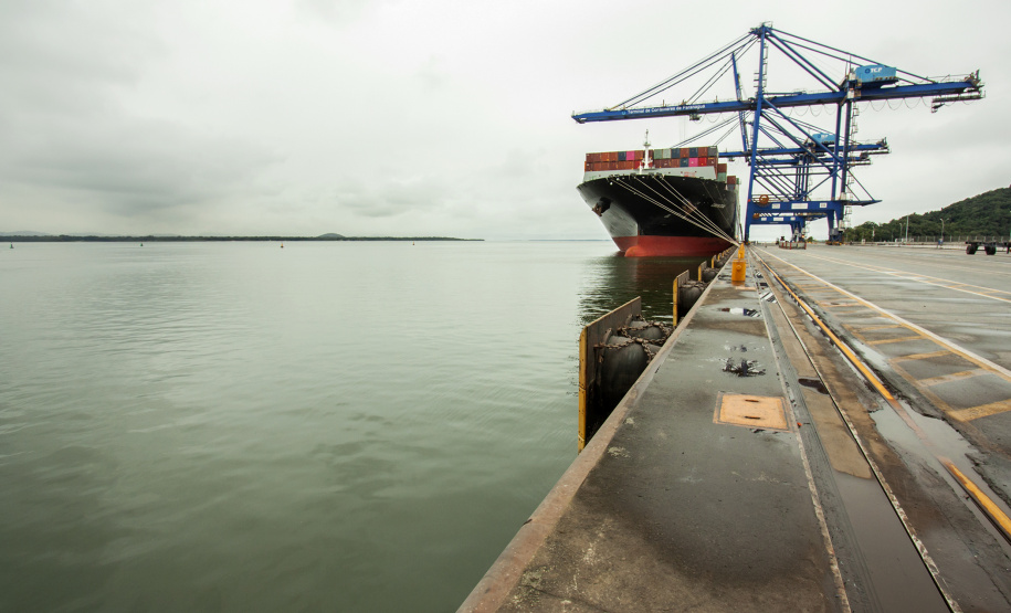 Porto de Paranaguá ganha dois novos guindastes para contêineres. Foto: Claudio Neves/Portos do Paraná