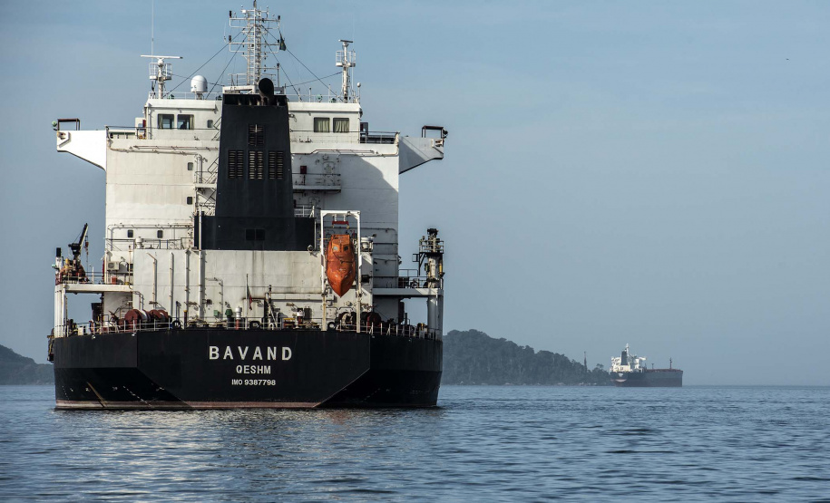 Os dois navios de bandeira iraniana, que aguardam abastecimento na área do Porto de Paranaguá, estão prestes a zarpar. A questão, que estava sendo resolvida na Justiça desde o início de junho, chega ao desfecho neste final de semana. Foto: Claudio Neves/Portos do Paraná