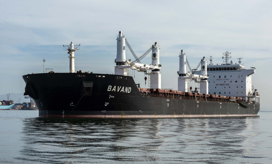 Os dois navios de bandeira iraniana, que aguardam abastecimento na área do Porto de Paranaguá, estão prestes a zarpar. A questão, que estava sendo resolvida na Justiça desde o início de junho, chega ao desfecho neste final de semana. Foto: Claudio Neves/Portos do Paraná