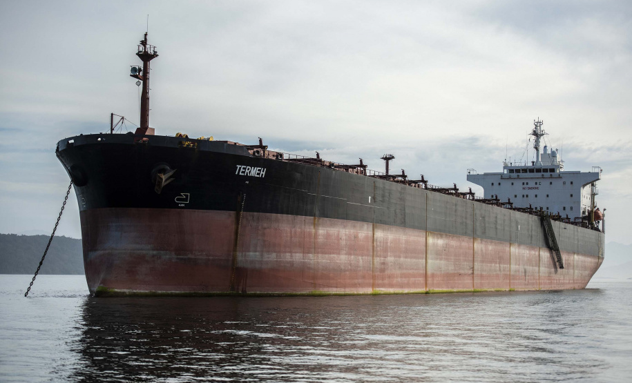 Os dois navios de bandeira iraniana, que aguardam abastecimento na área do Porto de Paranaguá, estão prestes a zarpar. A questão, que estava sendo resolvida na Justiça desde o início de junho, chega ao desfecho neste final de semana. Foto: Claudio Neves/Portos do Paraná