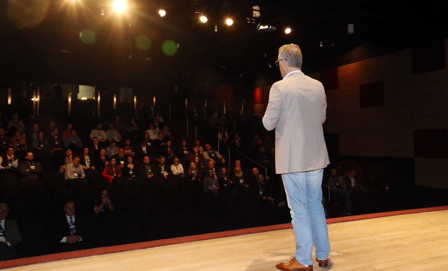 A Secretaria de Estado da Comunicação Social e Cultura reúne neste fim de semana empresários, jornalistas, publicitários e profissionais da área de comunicação para discutir a necessidade de transformar jornais e sites em plataformas de conteúdo mais dinâmicas e adaptadas ao mundo virtual