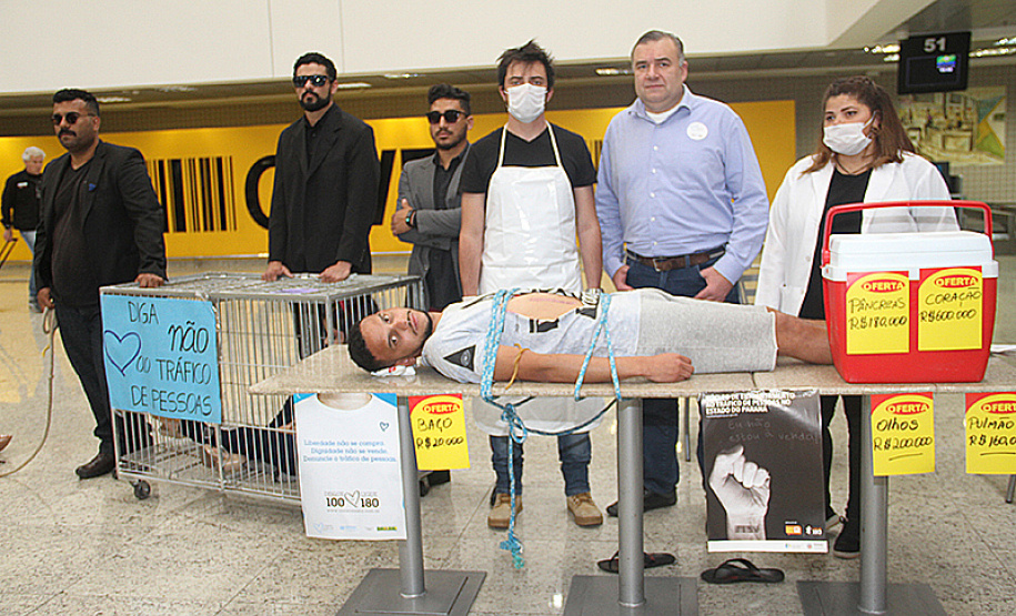 Uma grande ação de conscientização movimentou o Aeroporto Afonso Pena em Curitiba, nesta sexta-feira (26). Foram realizadas ações para alertar a população sobre os verdadeiros riscos que o tráfico de pessoas apresenta. Foto:SEJUF