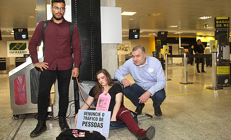 Uma grande ação de conscientização movimentou o Aeroporto Afonso Pena em Curitiba, nesta sexta-feira (26). Foram realizadas ações para alertar a população sobre os verdadeiros riscos que o tráfico de pessoas apresenta. Foto:SEJUF