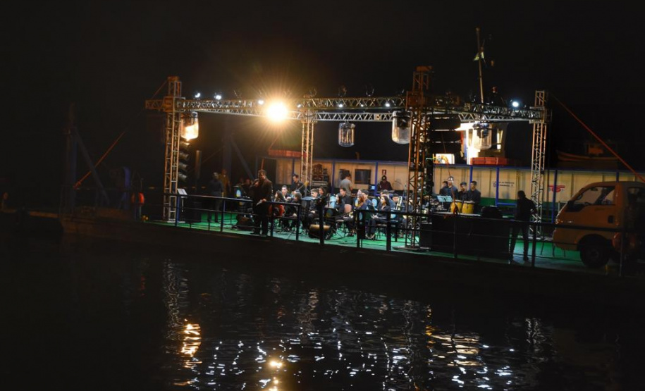 Um espetáculo de música clássica em plena Baía de Paranaguá. Foi assim uma das comemorações em alusão ao aniversário do município, o mais antigo do Paraná e que na próxima segunda-feira (29) completa 371 anos. Foto: Denis Ferreira Netto/SEDEST