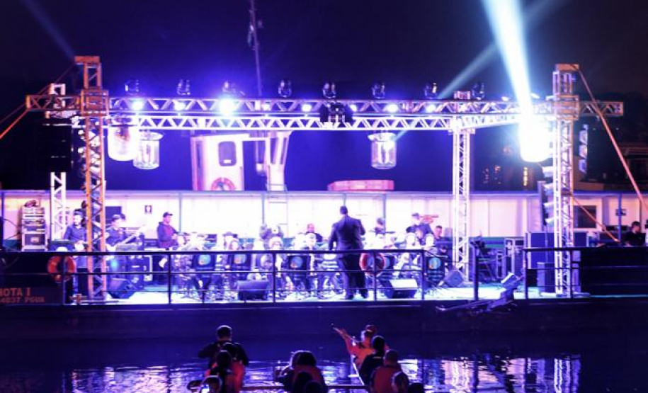 Um espetáculo de música clássica em plena Baía de Paranaguá. Foi assim uma das comemorações em alusão ao aniversário do município, o mais antigo do Paraná e que na próxima segunda-feira (29) completa 371 anos. Foto: Denis Ferreira Netto/SEDEST