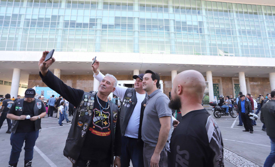 O governador Carlos Massa Ratinho Junior participou e deu as boas-vindas aos motoqueiros, presentes na benção em comemoração ao seu dia. Curitiba, 17-07-19.Foto: Arnaldo Alves / ANPr.