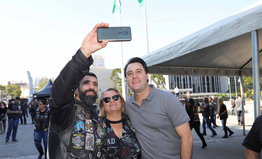 O governador Carlos Massa Ratinho Junior participou e deu as boas-vindas aos motoqueiros, presentes na benção em comemoração ao seu dia. Curitiba, 17-07-19.Foto: Arnaldo Alves / ANPr.