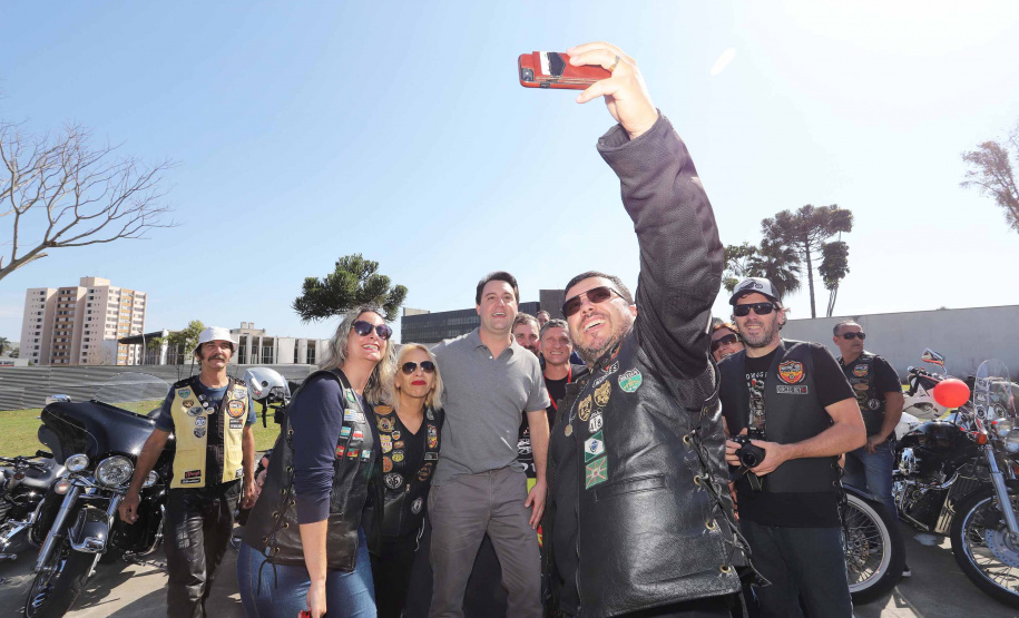O governador Carlos Massa Ratinho Junior participou e deu as boas-vindas aos motoqueiros, presentes na benção em comemoração ao seu dia. Curitiba, 17-07-19.Foto: Arnaldo Alves / ANPr.