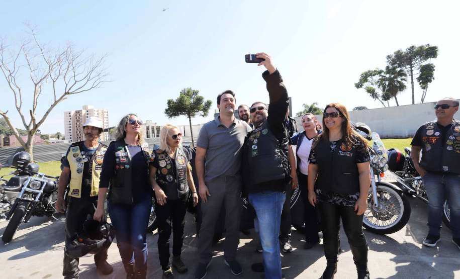 O governador Carlos Massa Ratinho Junior participou e deu as boas-vindas aos motoqueiros, presentes na benção em comemoração ao seu dia. Curitiba, 17-07-19.Foto: Arnaldo Alves / ANPr.