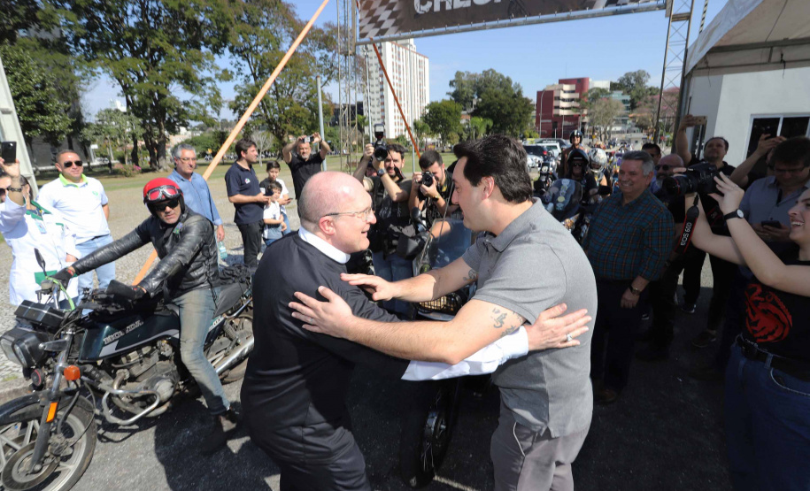 O governador Carlos Massa Ratinho Junior participou e deu as boas-vindas aos motoqueiros, presentes na benção em comemoração ao seu dia. Curitiba, 17-07-19.Foto: Arnaldo Alves / ANPr.