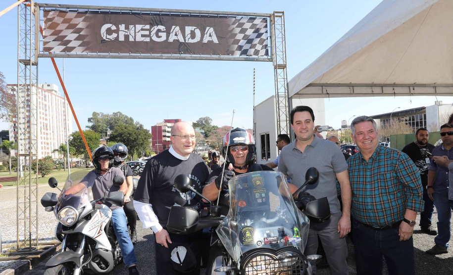 O governador Carlos Massa Ratinho Junior participou e deu as boas-vindas aos motoqueiros, presentes na benção em comemoração ao seu dia. Curitiba, 17-07-19.Foto: Arnaldo Alves / ANPr.