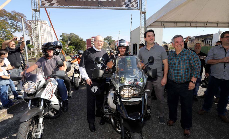 O governador Carlos Massa Ratinho Junior participou e deu as boas-vindas aos motoqueiros, presentes na benção em comemoração ao seu dia. Curitiba, 17-07-19.Foto: Arnaldo Alves / ANPr.