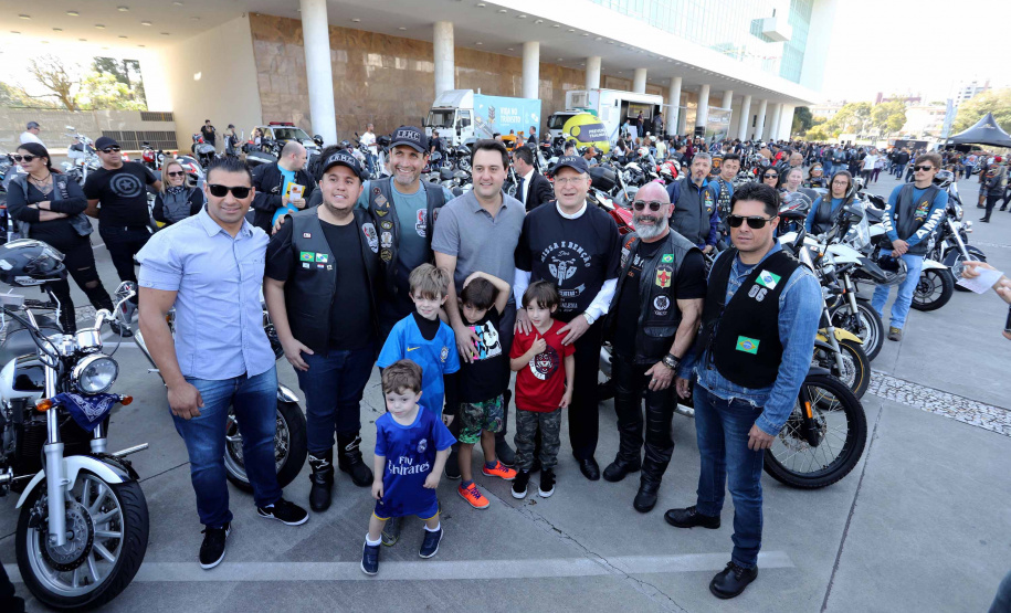 O governador Carlos Massa Ratinho Junior participou e deu as boas-vindas aos motoqueiros, presentes na benção em comemoração ao seu dia. Curitiba, 17-07-19.Foto: Arnaldo Alves / ANPr.