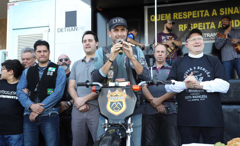 O governador Carlos Massa Ratinho Junior participou e deu as boas-vindas aos motoqueiros, presentes na benção em comemoração ao seu dia. Curitiba, 17-07-19.Foto: Arnaldo Alves / ANPr.