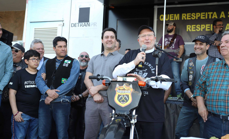 O governador Carlos Massa Ratinho Junior participou e deu as boas-vindas aos motoqueiros, presentes na benção em comemoração ao seu dia. Curitiba, 17-07-19.Foto: Arnaldo Alves / ANPr.
