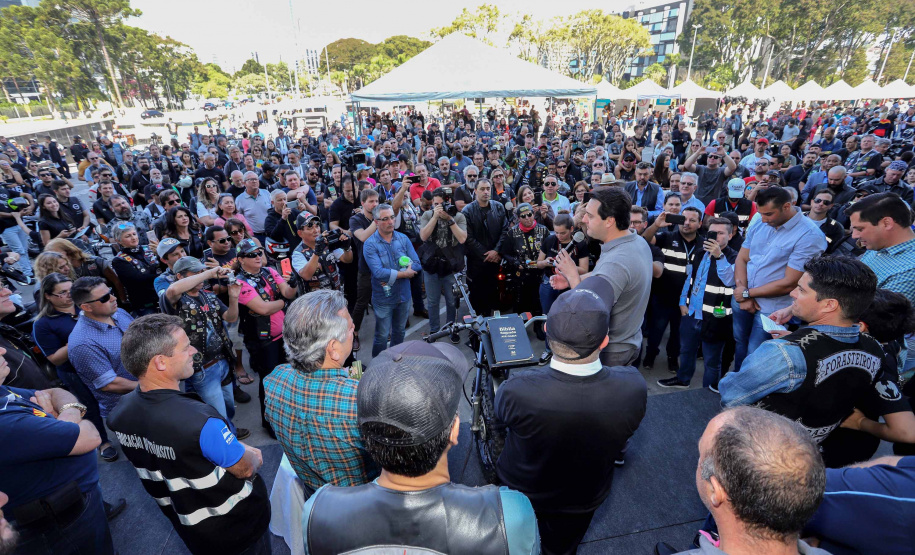 O governador Carlos Massa Ratinho Junior participou e deu as boas-vindas aos motoqueiros, presentes na benção em comemoração ao seu dia. Curitiba, 17-07-19.Foto: Arnaldo Alves / ANPr.