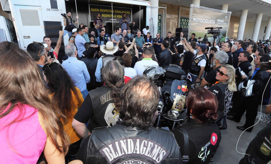 O governador Carlos Massa Ratinho Junior participou e deu as boas-vindas aos motoqueiros, presentes na benção em comemoração ao seu dia. Curitiba, 17-07-19.Foto: Arnaldo Alves / ANPr.