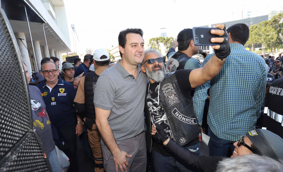 O governador Carlos Massa Ratinho Junior participou e deu as boas-vindas aos motoqueiros, presentes na benção em comemoração ao seu dia. Curitiba, 17-07-19.Foto: Arnaldo Alves / ANPr.