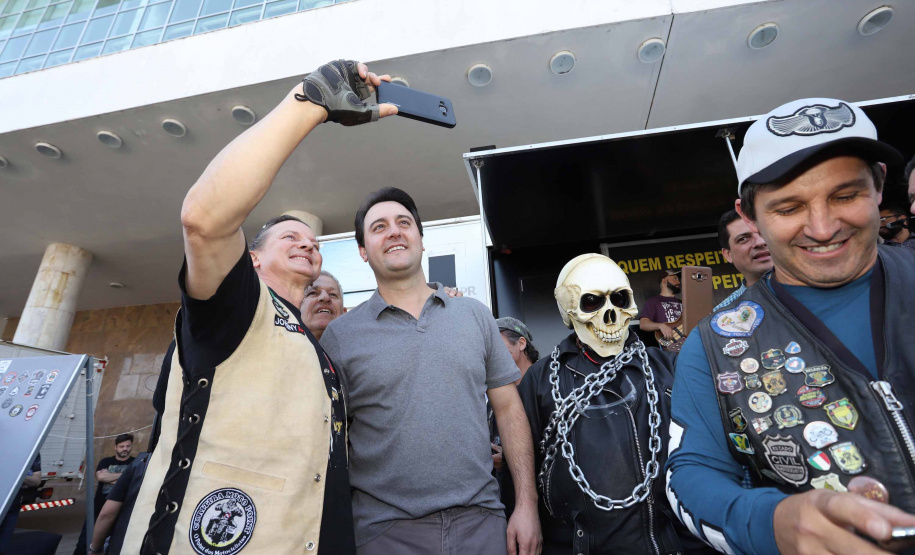 O governador Carlos Massa Ratinho Junior participou e deu as boas-vindas aos motoqueiros, presentes na benção em comemoração ao seu dia. Curitiba, 17-07-19.Foto: Arnaldo Alves / ANPr.