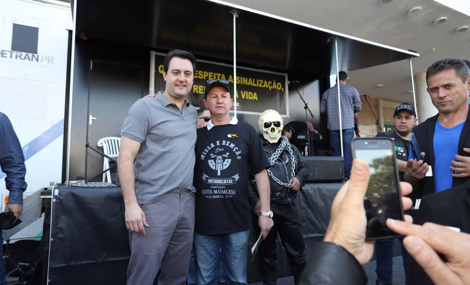 O governador Carlos Massa Ratinho Junior participou e deu as boas-vindas aos motoqueiros, presentes na benção em comemoração ao seu dia. Curitiba, 17-07-19.Foto: Arnaldo Alves / ANPr.