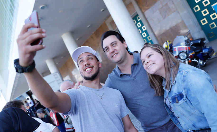 O governador Carlos Massa Ratinho Junior disse neste sábado (27) que o Governo do Paraná prepara, em parceria com motociclistas, uma agenda turística robusta para integrar ainda mais os clubes e potencializar as viagens ao encontro das belezas naturais do Estado. Ele participou das comemorações da 1ª Moto União, no Palácio Iguaçu, evento idealizado pelo Departamento de Trânsito do Paraná (Detran-PR) que passa a fazer parte do calendário estadual em razão do Dia do Motociclista.