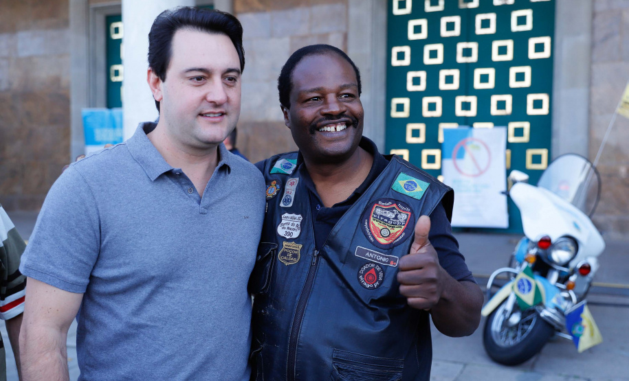 O governador Carlos Massa Ratinho Junior disse neste sábado (27) que o Governo do Paraná prepara, em parceria com motociclistas, uma agenda turística robusta para integrar ainda mais os clubes e potencializar as viagens ao encontro das belezas naturais do Estado. Ele participou das comemorações da 1ª Moto União, no Palácio Iguaçu, evento idealizado pelo Departamento de Trânsito do Paraná (Detran-PR) que passa a fazer parte do calendário estadual em razão do Dia do Motociclista.