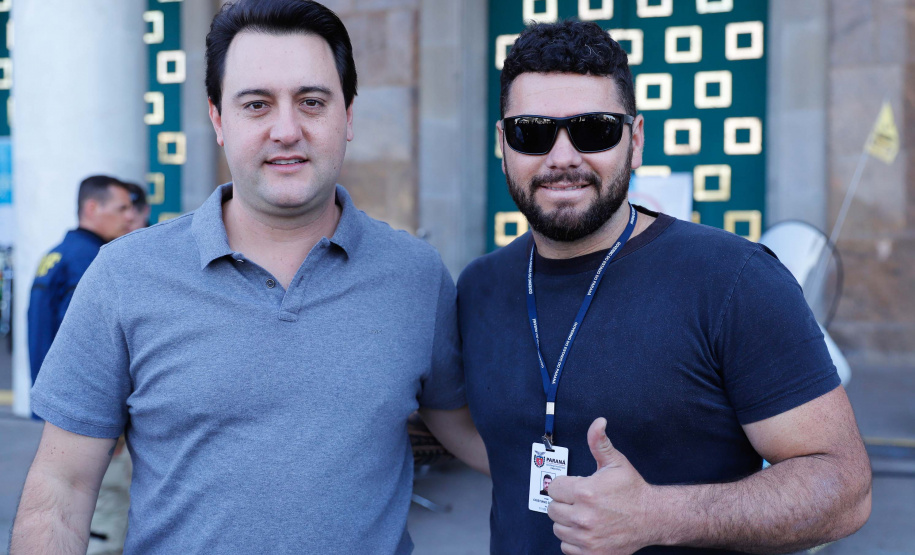 O governador Carlos Massa Ratinho Junior disse neste sábado (27) que o Governo do Paraná prepara, em parceria com motociclistas, uma agenda turística robusta para integrar ainda mais os clubes e potencializar as viagens ao encontro das belezas naturais do Estado. Ele participou das comemorações da 1ª Moto União, no Palácio Iguaçu, evento idealizado pelo Departamento de Trânsito do Paraná (Detran-PR) que passa a fazer parte do calendário estadual em razão do Dia do Motociclista.