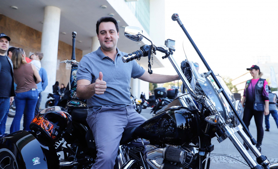 O governador Carlos Massa Ratinho Junior disse neste sábado (27) que o Governo do Paraná prepara, em parceria com motociclistas, uma agenda turística robusta para integrar ainda mais os clubes e potencializar as viagens ao encontro das belezas naturais do Estado. Ele participou das comemorações da 1ª Moto União, no Palácio Iguaçu, evento idealizado pelo Departamento de Trânsito do Paraná (Detran-PR) que passa a fazer parte do calendário estadual em razão do Dia do Motociclista.