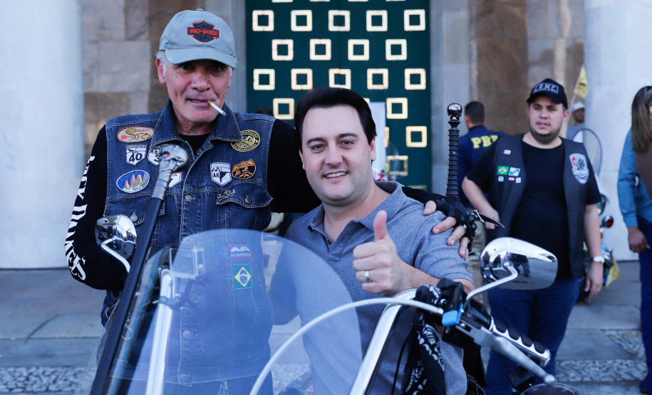 O governador Carlos Massa Ratinho Junior disse neste sábado (27) que o Governo do Paraná prepara, em parceria com motociclistas, uma agenda turística robusta para integrar ainda mais os clubes e potencializar as viagens ao encontro das belezas naturais do Estado. Ele participou das comemorações da 1ª Moto União, no Palácio Iguaçu, evento idealizado pelo Departamento de Trânsito do Paraná (Detran-PR) que passa a fazer parte do calendário estadual em razão do Dia do Motociclista.